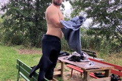 Akrobatische Übungen beim Anzug ausziehen 🤣