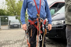 Zum Tauchen in der Höhle gehört manchmal auch abseilen...