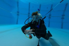 Sie fängt gerade erst an mit den ersten Versuchen Unter Wasser